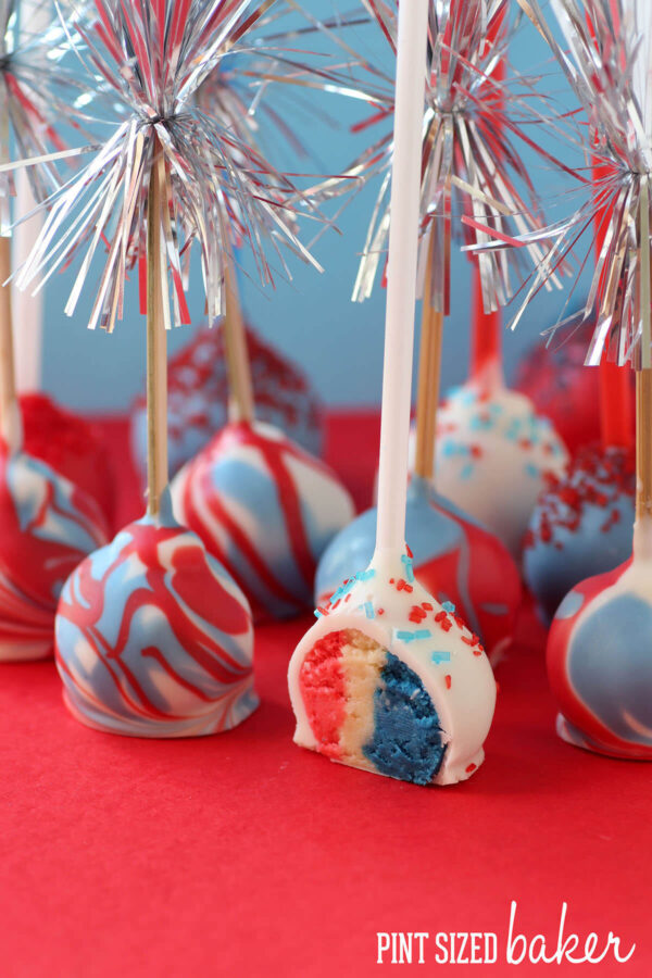 Your guests are going to FLIP for these 4th of July Cake Pops! Surprise inside cake pops!