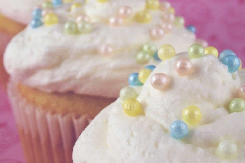 Light and fluffy and so yummy! This whipped cream frosting is perfect for your summer treats!