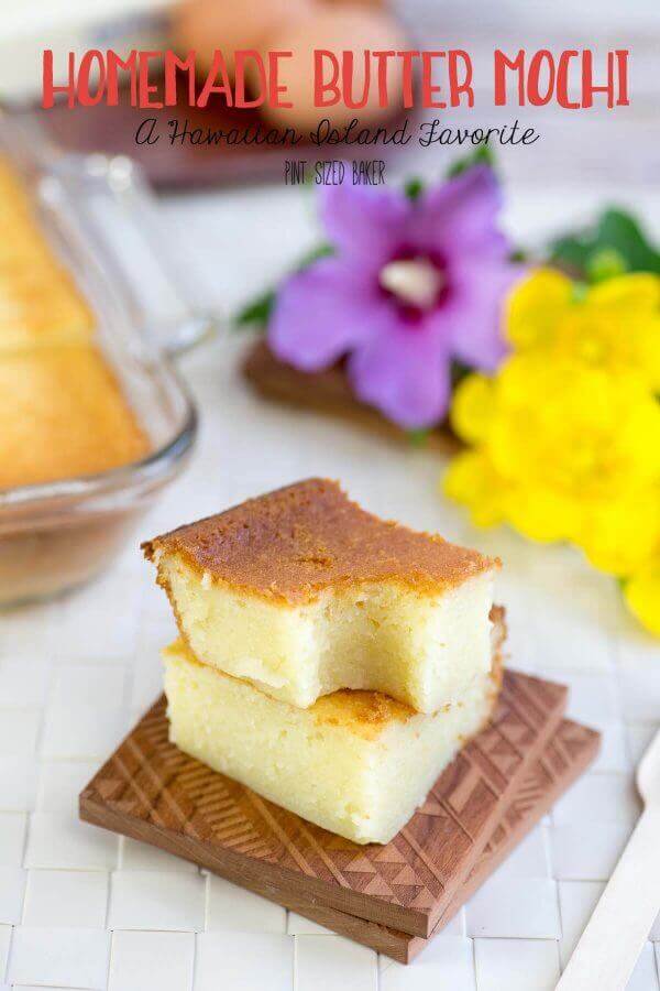 Dieses Butter-Mochi-Rezept ist ein kleiner Vorgeschmack auf zu Hause. Es ist ein beliebter Snack auf den Hawaii-Inseln und es ist weich und voller leckerer Butter- und Kokosnussaromen.'s soft and full of yummy butter and coconut flavors.