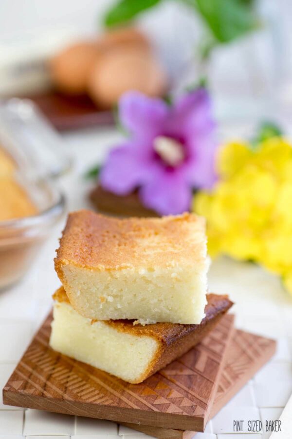 Dieses Butter-Mochi-Rezept ist ein kleiner Vorgeschmack auf zu Hause. Es ist ein beliebter Snack auf den Hawaii-Inseln und es ist weich und voller leckerer Butter- und Kokosnussaromen.'s soft and full of yummy butter and coconut flavors.