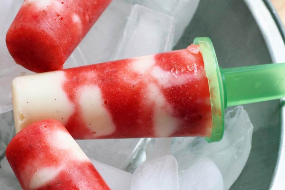 Fresh and easy Strawberry and Yogurt Popsicles.