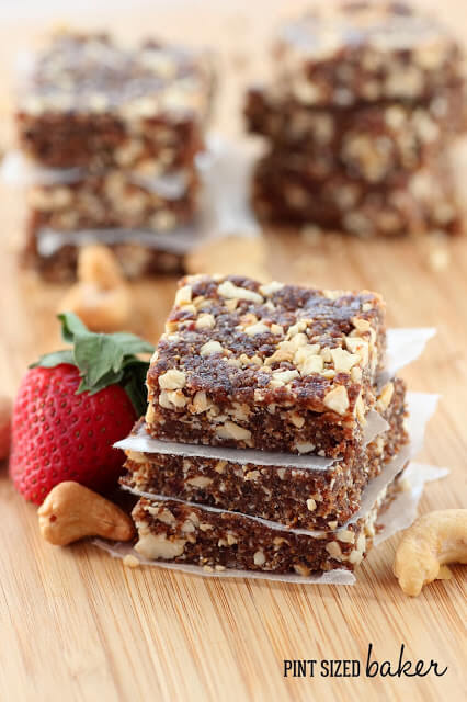 Don't give into the vending machine snacks, keep these Fig and Strawberry Cashew Bars in your purse for a mid-day pick you up that is good for you!
