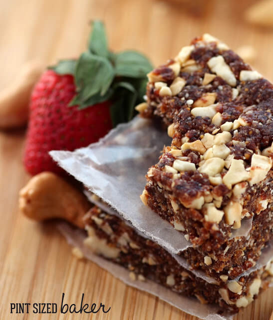 Don't give into the vending machine snacks, keep these Fig and Strawberry Cashew Bars in your purse for a mid-day pick you up that is good for you!