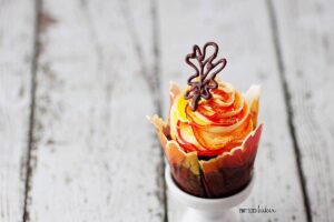 You won't believe how easy these fall leaves cupcakes were to decorate. Yellow and Orange frosting with chocolate leaves are so stunning for your Autumn Party.