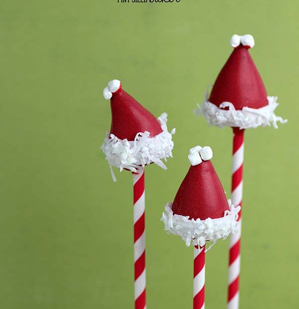 This Santa Hat Cake Pop Tutorial is so cute and perfect for a Christmas treat! They are super easy to make and look amazing to give to friends!