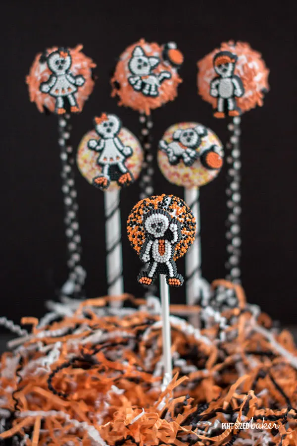 BOO!! Don't be scared of making some cake pops this Halloween! Check out how easy it can be with this easy Halloween Cake Pop Tutorial.