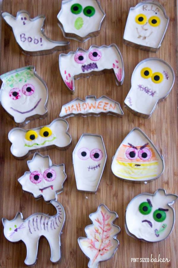 Awesome idea! This Easy Halloween Fudge is poured into Halloween Cookie Cutter and then decorated! It's just so simple! Why didn't I think of that?