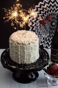 You're going to love this easy and beautiful New Year's cake! It's perfect for your celebrations!