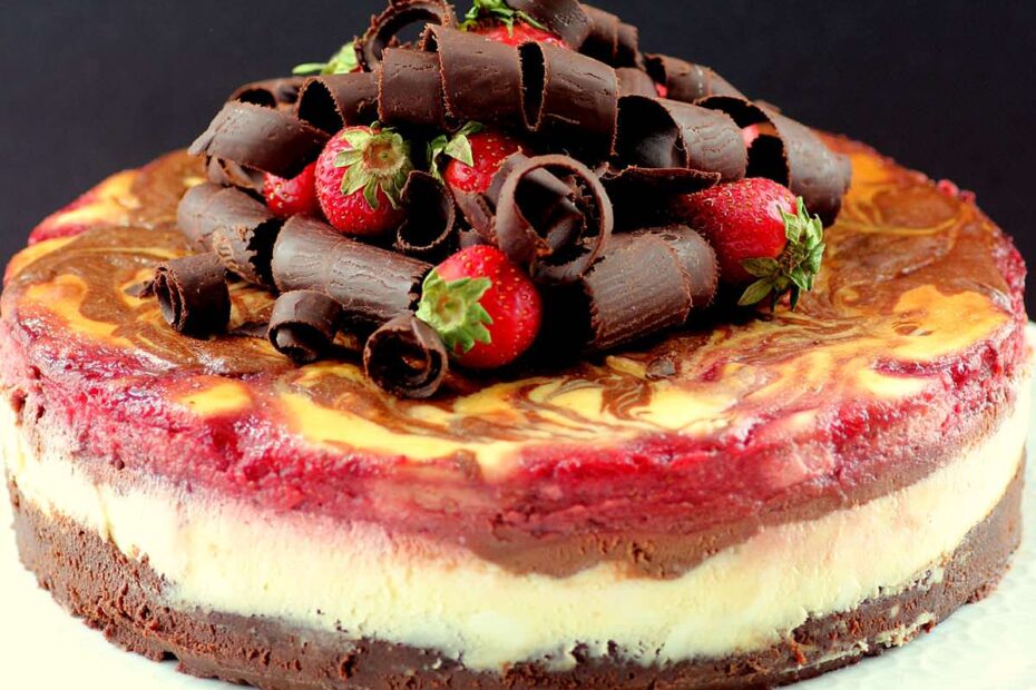 Check out this amazing Strawberry Brownie Cheesecake made with a brownie base, then topped with a layer of strawberries. I'm going to make it right now!