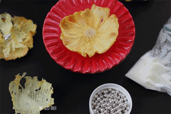 Making pineapple flowers are easy. Dehydrated pineapple slices are so beautiful!