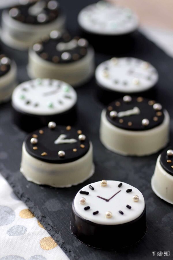 Oreo Cookie Clocks | 19 New Year's Eve Party Recipes for a Fabulous Beginning