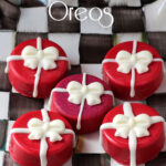 Wouldn't you love to receive these Chocolate Covered Oreo Presents all wrapped up with a bow.