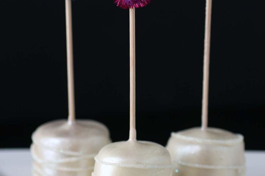White Chocolate Dipped Marshmallows are sparkling for your New Years Party! Ring in the new year with some easy no-bake treats.