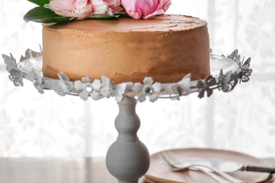 Pick some fresh peonies from your garden or buy them from the store to dress up a basic cake and turn it into a beautiful peony cake for your next party.