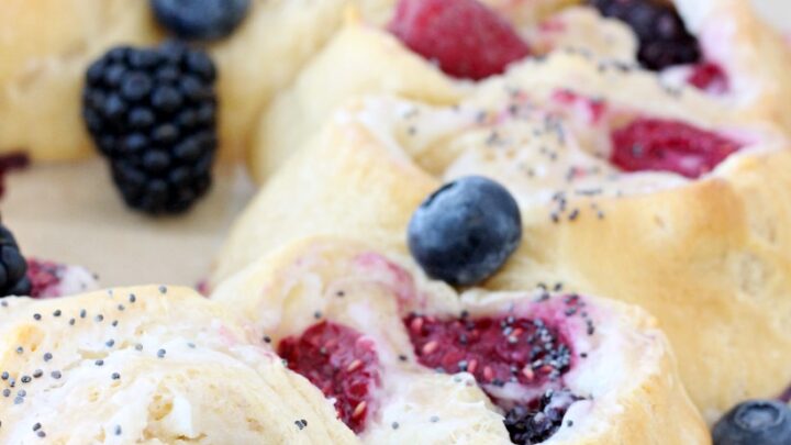 berry breakfast ring with crescent rolls