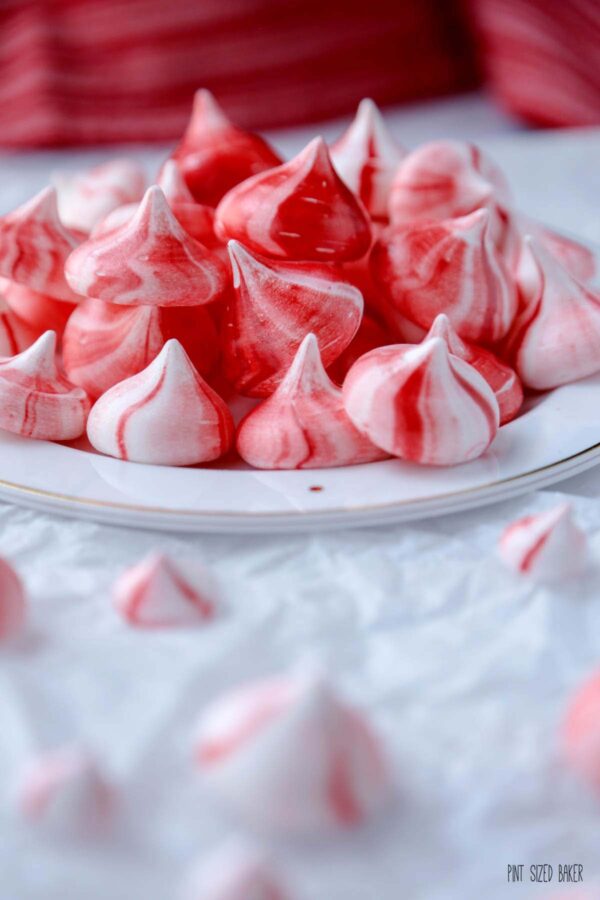 Close up image of the meringues highlighting the tips of the cookies.