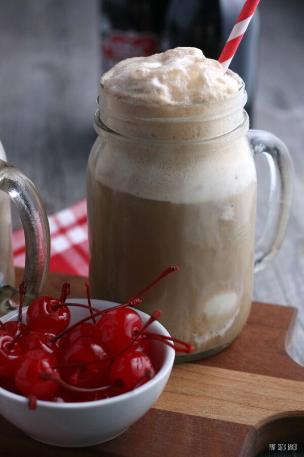 Uno sguardo finito al root beer float vecchio stile con vodka e gelato.