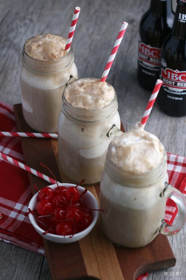 Qui vediamo tre hard root beer float finiti e pronti per essere condivisi.