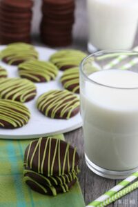 Now that we know how to make thin mints we can enjoy these delicious cookies!