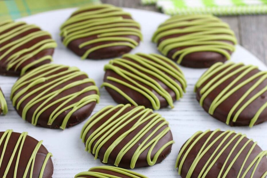 Learning how to make thin mints is easy and fun with this homemade thin mint recipe. Everyone loves this thin mint cookie recipe!