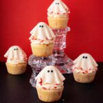 Min cupcakes, spooky mini ghosts on table