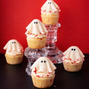 Min cupcakes, spooky mini ghosts on table