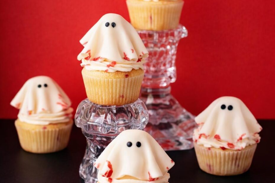 Min cupcakes, spooky mini ghosts on table